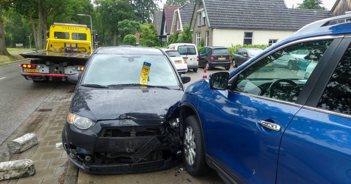 Bizar ongeval bij tankstation in Enschede: tankende vrouw bijna omver gereden door automobilist.