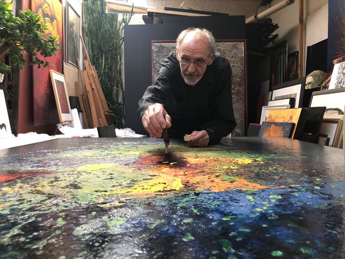 Kunstenaar Rafaël Gorsen in zijn atelier in Merksem.