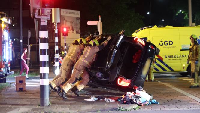 Auto belandt op zijkant na botsing in Rijswijk