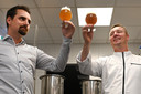 Wouter Leurs (rechts) is chef-kok en eigenaar van de Vier Linden. Met brouwmeester Marc Peters is hij bier gaan brouwen.