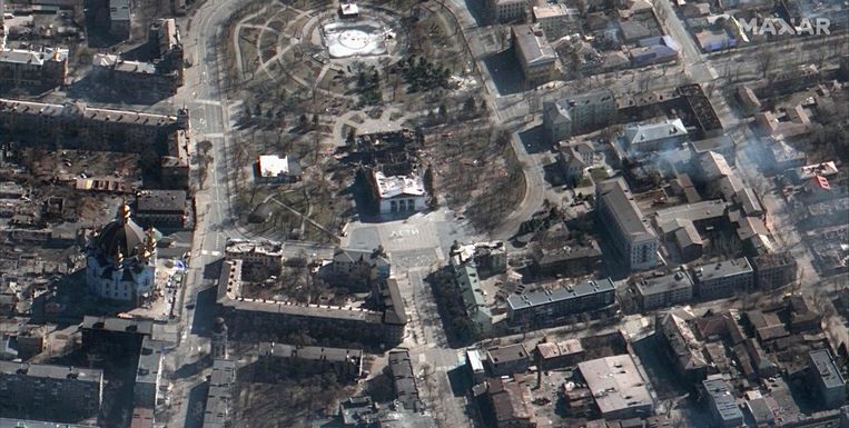 Een satellietfoto toont hoe de bom het grootste deel van het theater in Marioepol totaal verwoestte. Beeld AFP