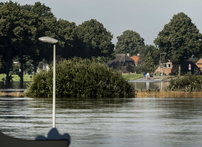 De toegangsweg naar het dorpje Bergen staat onder water door de hoge waterstand van de Maas.