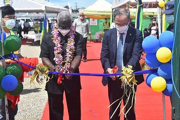 President Sogavare (l) opent samen met de Chinese ambassadeur (r) een stadion in Honiara, dat in 2023 de thuishaven wordt van de Pacific Games.  Beeld AFP