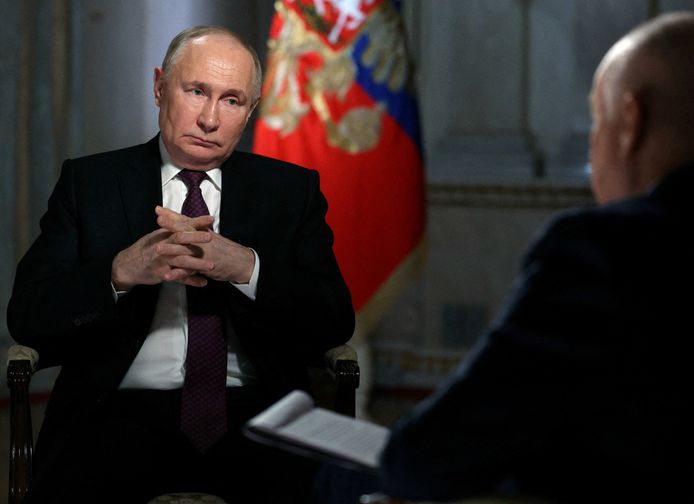Poetin tijdens het interview op de Russische staatstelevisie.