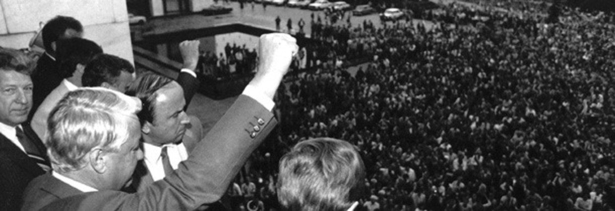 Jeltsin wuift in 1991 naar zijn aanhangers (ANP) Beeld 