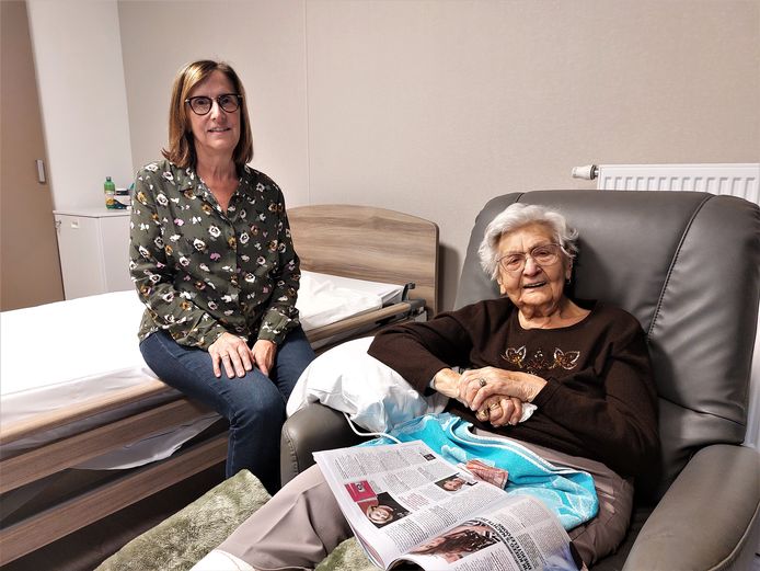 Renilde Verhoeven, directeur zorg van woonzorgcentrum Sint-Barbara, met Maria Bervoets, die maandag als eerste bewoner haar intrek nam in een kamer voor oriënterend kortverblijf.
