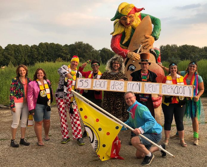 Het bestuur van Stichting Jeugdcarnaval Waspik met als derde van links voorzitter Eric Kamp.