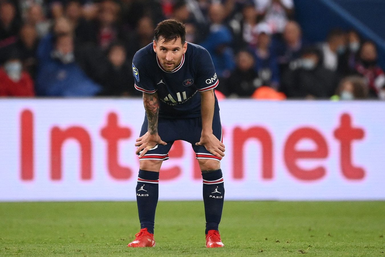 Lionel Messi werd zondagavond tegen Olympique Lyon een kwartier voor tijd gewisseld, maar was daar niet blij mee.