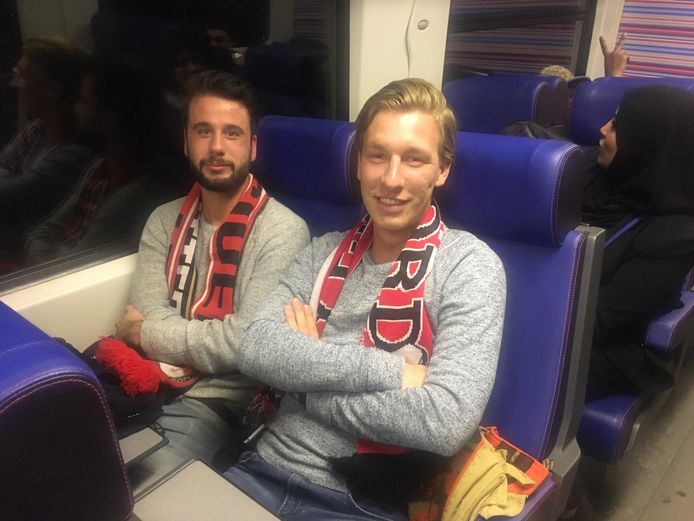 Jasper Ansems en Wessel de Groot (r) uit Tilburg hadden zich verheugd op een avondje voetbal in De Kuip. In plaats daarvan zitten ze in een kapotte, stilstaande trein in Zevenbergschen Hoek.