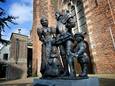 Het beeld Willem van Oranje en Anna van Buren met kinderen voor de eeuwenoude Lambertuskerk in hartje Buren.
