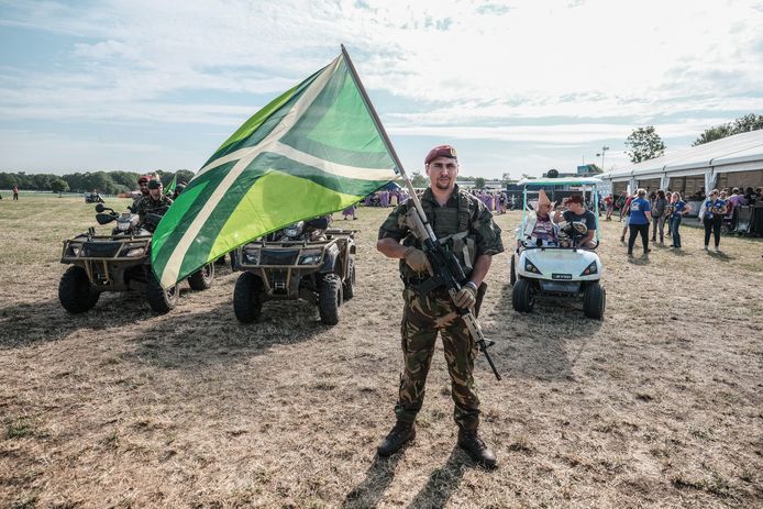 Een militair met de Achterhoekse vlag.