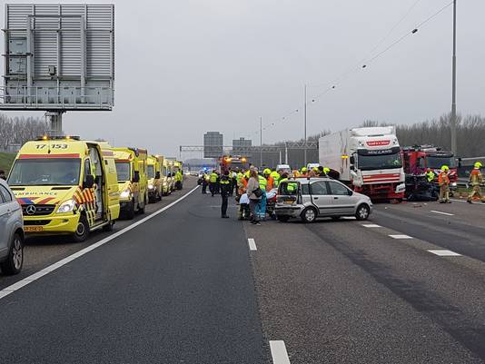 Door het ongeluk is de A16 richting Rotterdam afgesloten.