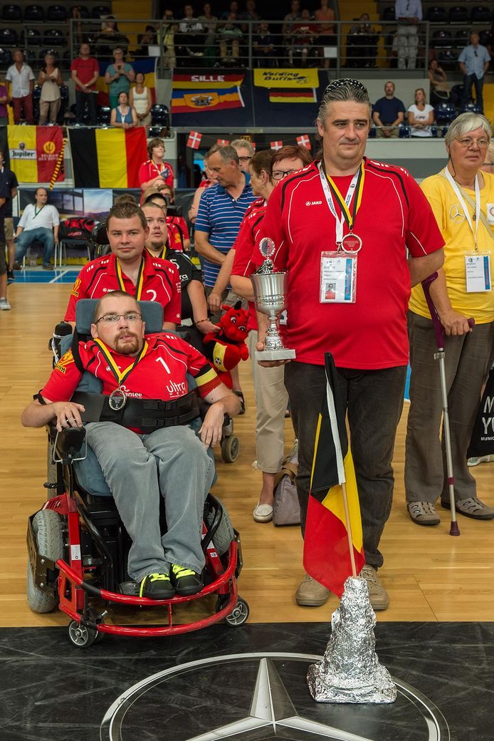 Kenny Verbraekel, links op de foto, tilde het Belgische Nationaal Team een niveau hoger binnen de Powerchair Hockey Foudation.