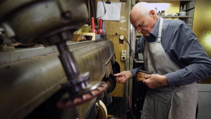 Na een lange loopbaan van 60 jaar als schoenmaker sluit Noël Goethals uit Bissegem vandaag definitief de deuren van zijn zaak.
