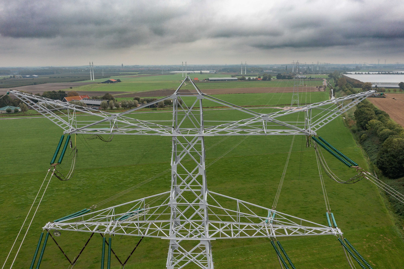 Sloop veertig kilometer aan oude hoogspanningslijnen op stoom ???Het