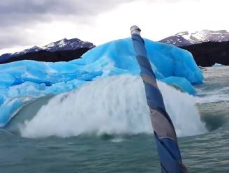 Toeristenboot wordt overweldigd door sensationele verrassing van de natuur
