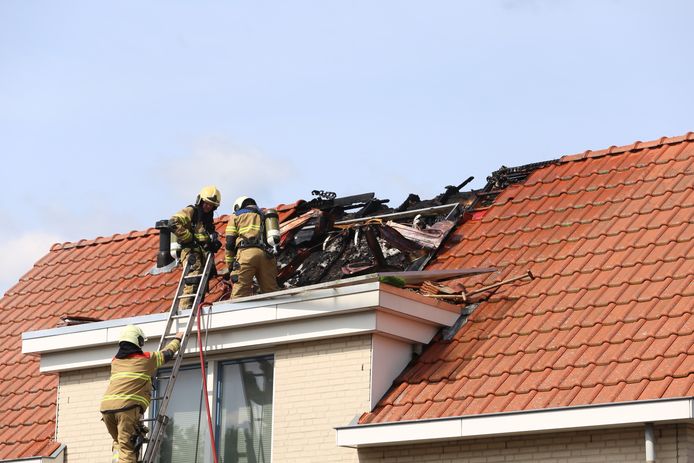 De brand is ontstaan tijdens werkzaamheden op het dak.
