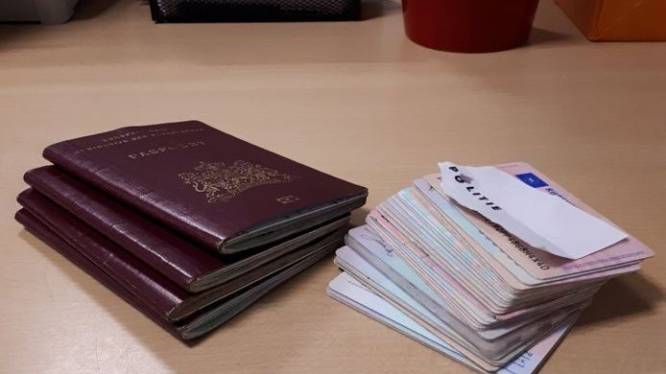Syriër gepakt op Eindhoven Airport met tas vol paspoorten, maar die ging hij alleen maar ‘terugbrengen’