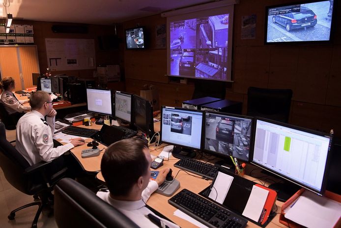 Foto uit 2017 ter illustratie. Een verkeersdienst van de Franse politie monitort het verkeer op de wegen van Parijs.