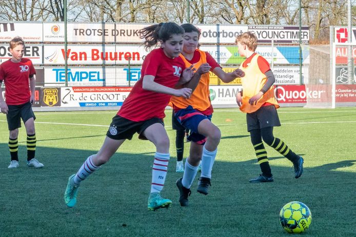 Jeugdvoetbalopleiding zorgt voor beweging in de meivakantie
