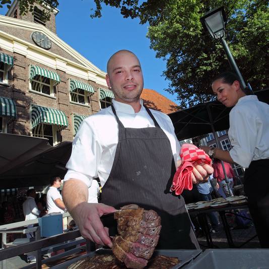 Chef-kok René Vermeulen in 2013 voor de karakteristieke gevel van 't Spuihuis.