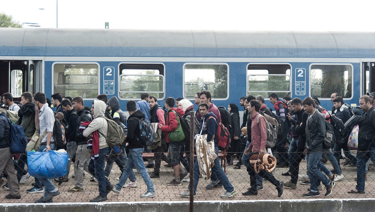 Migranten op het station van Hegyeshalom in Hongarije. Beeld anp