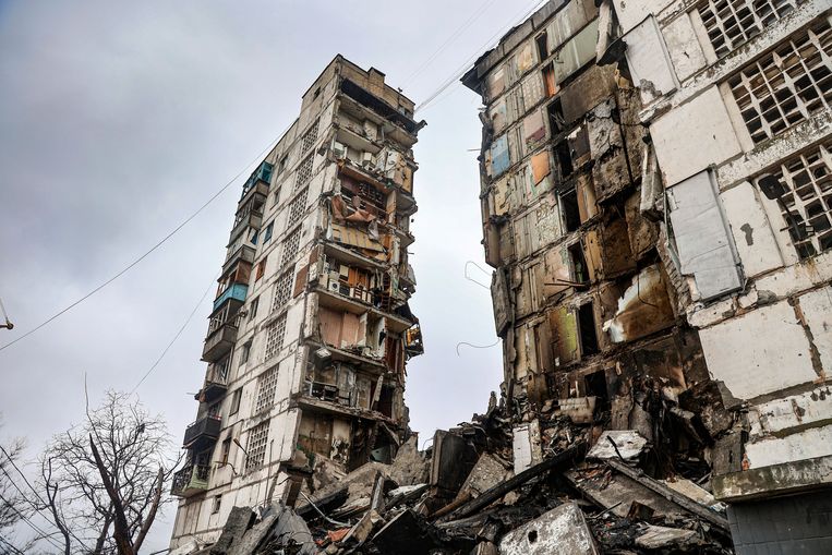 Een verwoest appartementsgebouw na hevige gevechten in de stad. Beeld AP