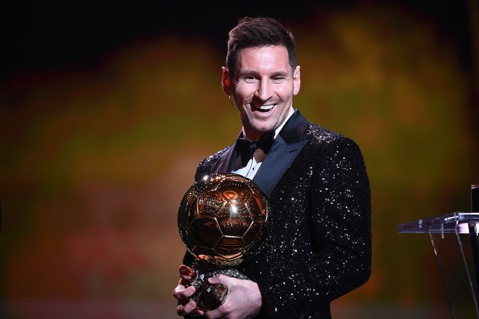 Messi met zijn Ballon d'Or in 2021.