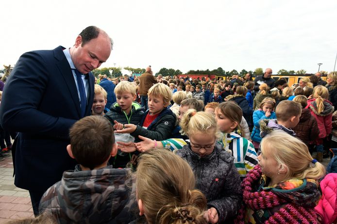 Burgemeester Palmen deelt dropsleutels uit aan de basisschooljeugd van Hilvarenbeek (archieffoto)