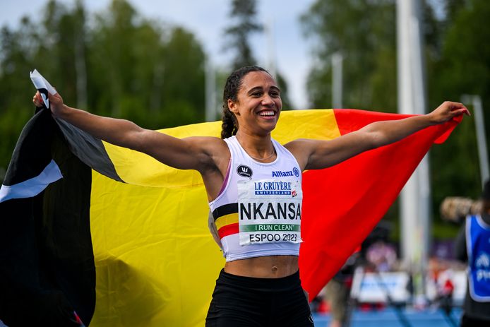 Delphine Nkansa na haar Europese beloftentitel op de 200m in Finland.