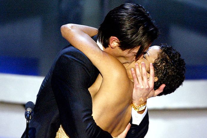 Adrian Brody krijgt een Oscar voor zijn rol in de film The Piano en kust Halle Berry vol op haar mond.