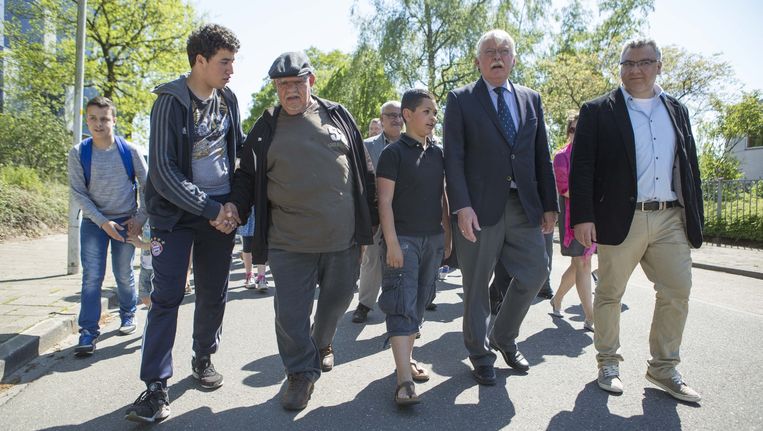 Marokkaanse en Nederlandse demonstranten liepen in Ede samen in de stoet, onder wie burgemeester Cees van der Knaap (met das). Beeld Roland Heitink