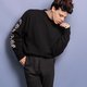 Yungblud: ‘Het is toch van de zotte dat het alleen voor vrouwen normaal is een jurk te dragen?’