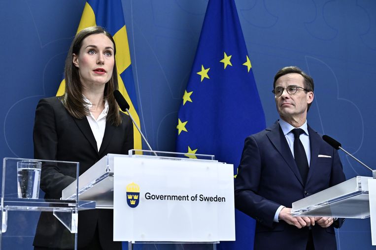 De Finse premier Sanna Marin (l) en haar Zweedse ambtgenoot Ulf Kristersson.  Beeld ANP / EPA
