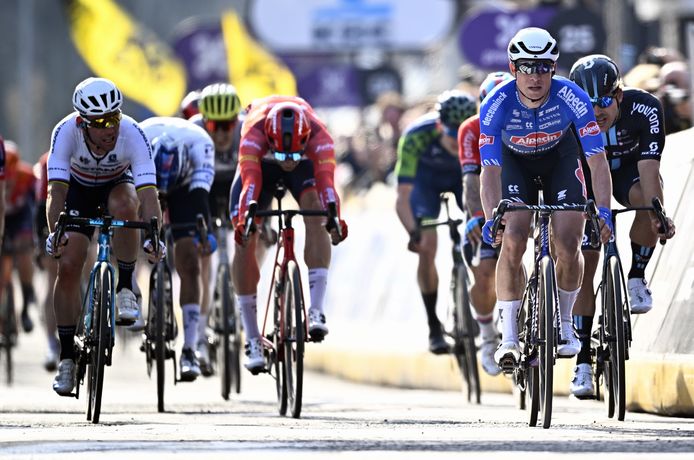 Jasper Philipsen won na een soevereine sprint de Scheldeprijs.