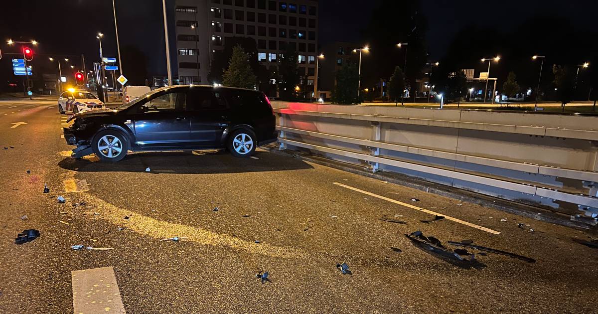 Bestuurder gaat ervandoor na botsing met vangrail in Deventer.