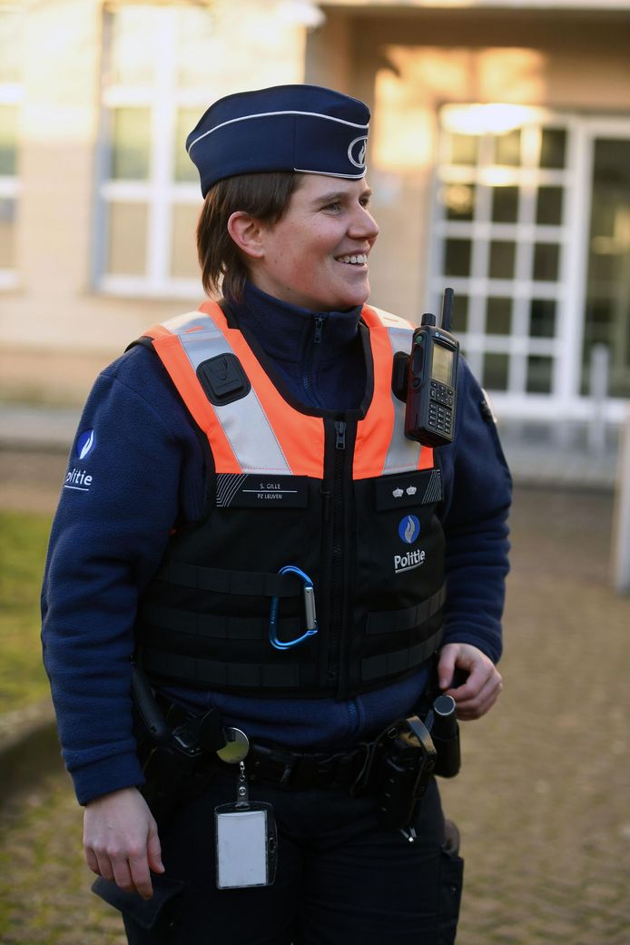 voordeel Uithoudingsvermogen suiker Nieuwe outfit moet zichtbaarheid politie vergroten | Leuven | hln.be