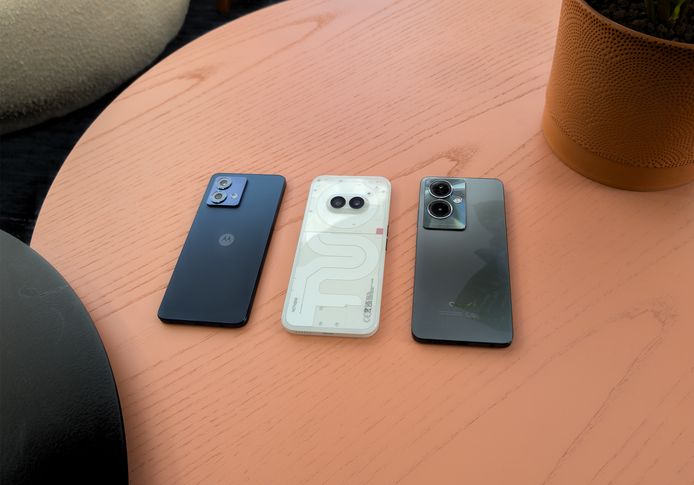 De Motorola G84, de Nothing Phone (2a) en de Oppo A79 op een rijtje.