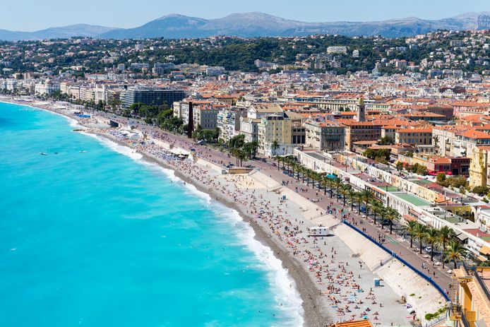 Bekend beeld aan de Côte d'Azur: azuurblauwe zee, vol strand.