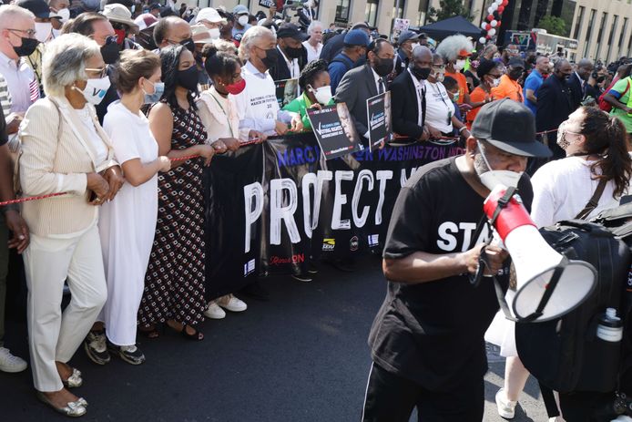 Duizenden mensen protesteren aan het Witte Huis in Washington tegen discriminatie bij het stemmen.