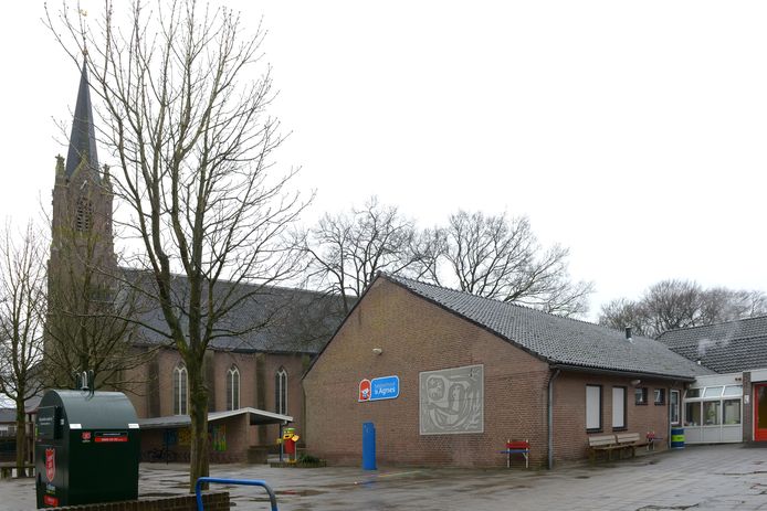 De nieuwbouw van de Agnesschool komt achter het huidige negentig jaar oude onderkomen dat gesloopt wordt.  foto Jan Stads/Pix4Profs