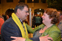 De gemeenteraadsverkiezingen van 2014: als lijsttrekker van Lokaal Dinkelland wordt  Alfons Steggink gefeliciteerd door Ilse Duursma van het CDA.