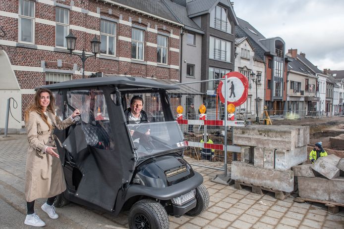 Mario Polfliet en Brenda Leemans bij het golfkarretje, dat ze inzetten als shuttle.