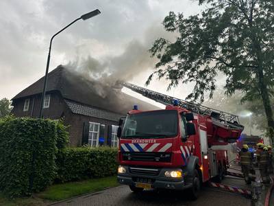 Brand in woonboerderij met rieten dak in Den Dungen, vermoedelijk blikseminslag
