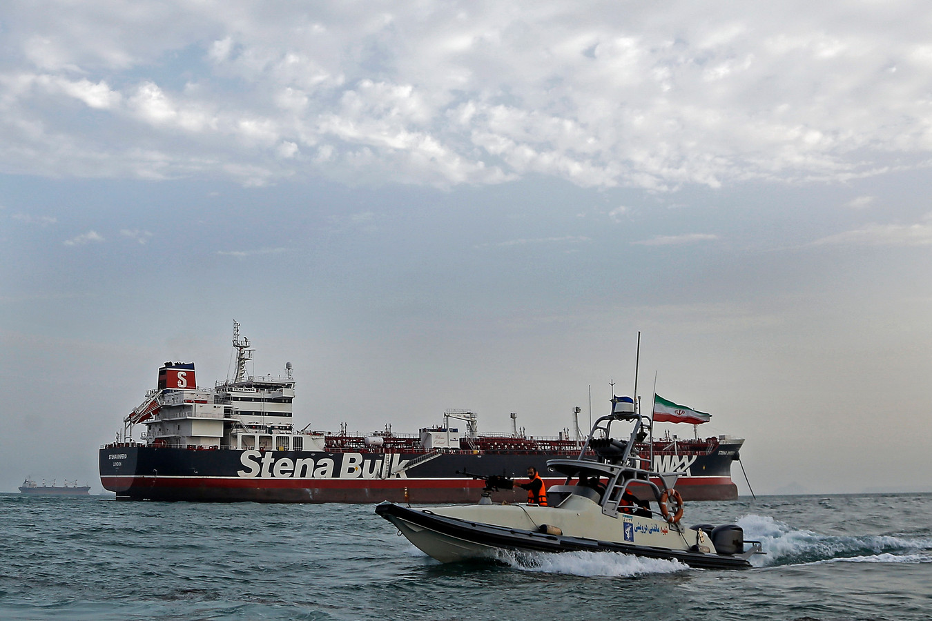 Een boot van de Iraanse Revolutionaire Garde naast het geënterde Britse schip Stena Impero.