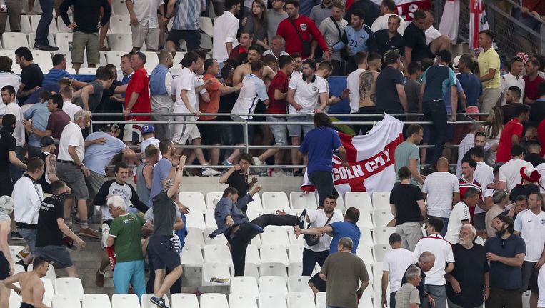 Russische supporters dringen het vak van de Engelsen binnen en houden er lelijk huis. Beeld RV