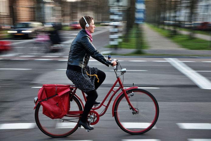 HET DEBAT: moet fietsen met oortjes of verboden worden? | Binnenland | hln.be