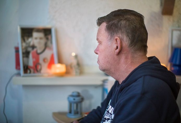 Harry Mulder kijkt verdrietig naar de foto van zijn zoon.