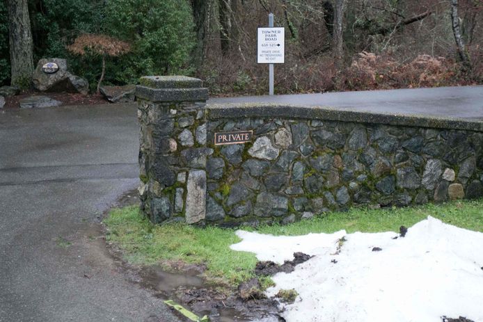 De poort van het landhuis waar Meghan en Harry momenteel wonen.