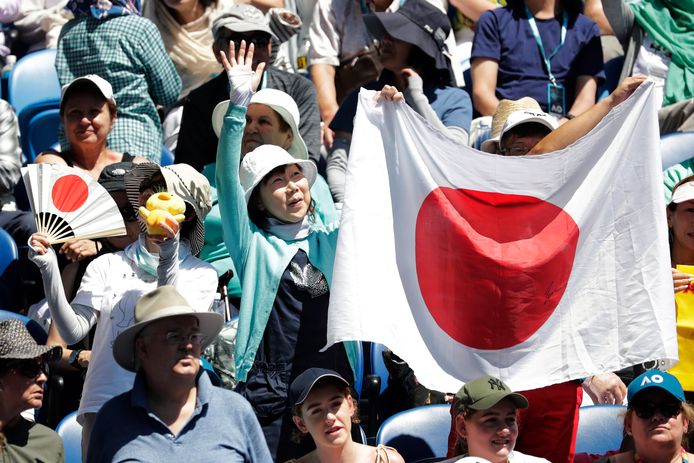 Japanse fans in de tribunes voor Osaka tijdens haar makkelijk gewonnen kwartfinale tegen Svitolina.
